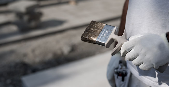 hand med pensel 700x360