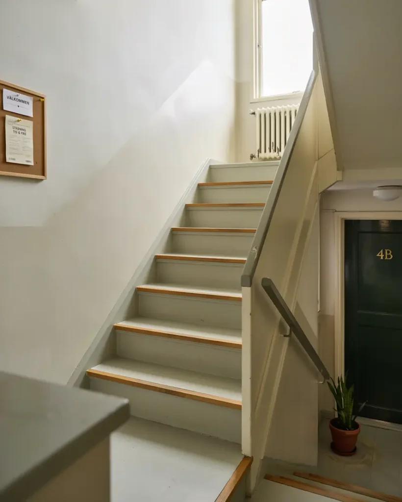 renovering av trapphus med nya ytskikt i sickla nacka